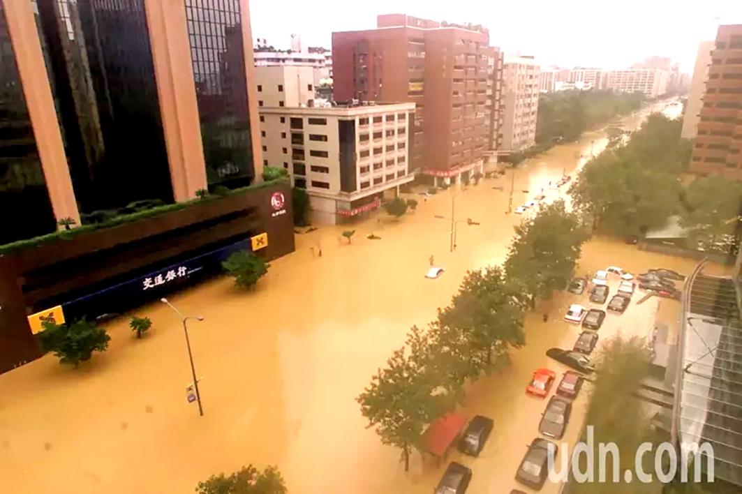 Emergency Pumping Mission During the Nari Typhoon in 2001
