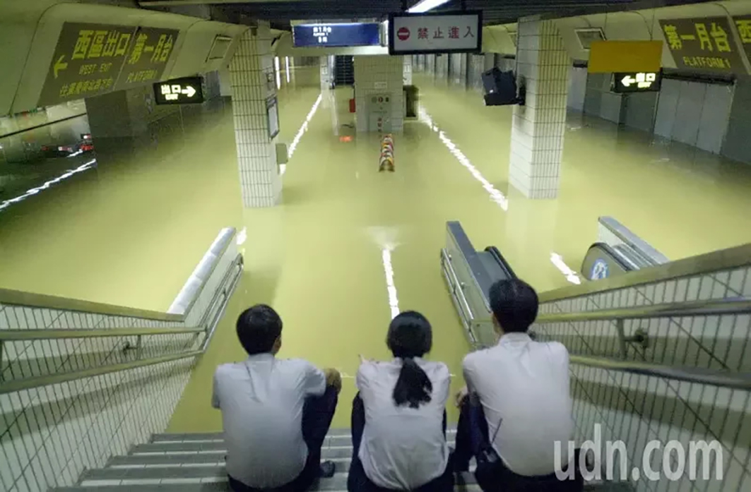 Emergency Pumping Mission During the Nari Typhoon in 2001